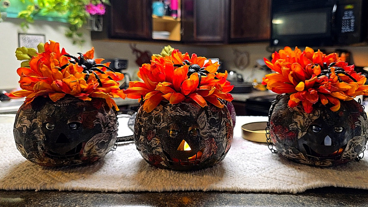 🎃 Spooky Floral Pumpkin Décor 🕷️🖤